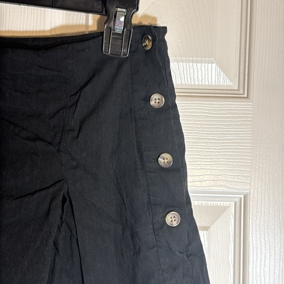 Vince Pleat Front Shorts In Black‎ Linen Blend Size 6 Side Button Closure EUC - Picture 2 of 8